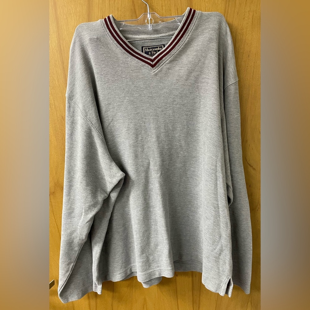 Abercrombie & Fitch Gray V-Neck Sweater with Maroon Trim Mens M 100% Cotton